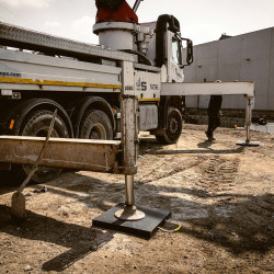 Square outrigger pads