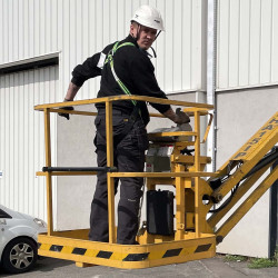 Fall arrest harness with 2 attachment points – one size fits all